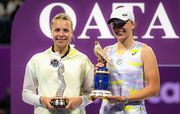 The finalists in Doha are two of the favorites in action with Kontaveit (left) and Swiatek (Robert Prange/Getty Images)