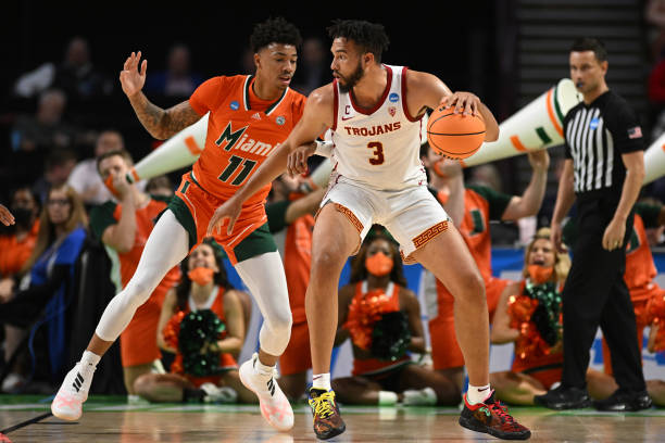 USC's Isaiah Mobley is guarded by Justin Miller of Miami during the Hurricanes' narrow <strong><a  data-cke-saved-href='https://vavel.com/en-us/ncaa/2022/03/24/college-basketball/1106220-2022-ncaa-tournament-murray-state-wins-overtime-thriller-against-san-francisco.html' href='https://vavel.com/en-us/ncaa/2022/03/24/college-basketball/1106220-2022-ncaa-tournament-murray-state-wins-overtime-thriller-against-san-francisco.html'>NCAA Tournament</a></strong>/Photo: 