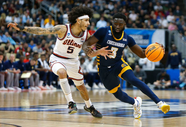David Jean-Baptiste of Chattanooga drives past Illinois' Andre Curbelo during the teams' first-round NCAA Tournament game/Photo: 