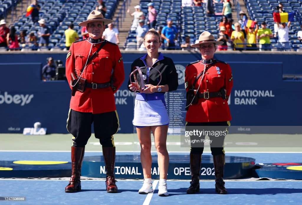 Simona Halep posing with her National Bank Open trophy (Vaughn Ridley/Getty Images)