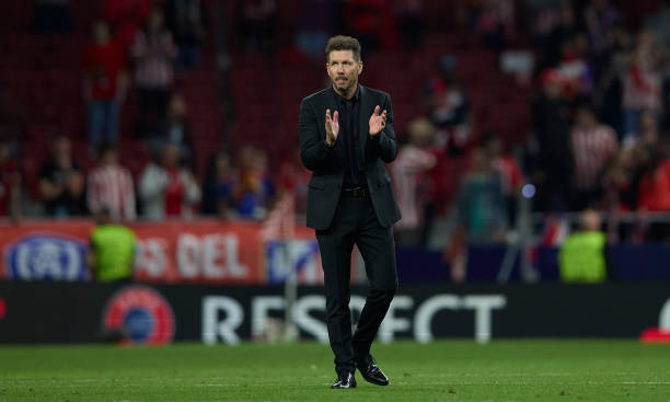 Diego Pablo Simeone agradeciendo el apoyo de la afición tras la eliminación en la UEFA Champions League