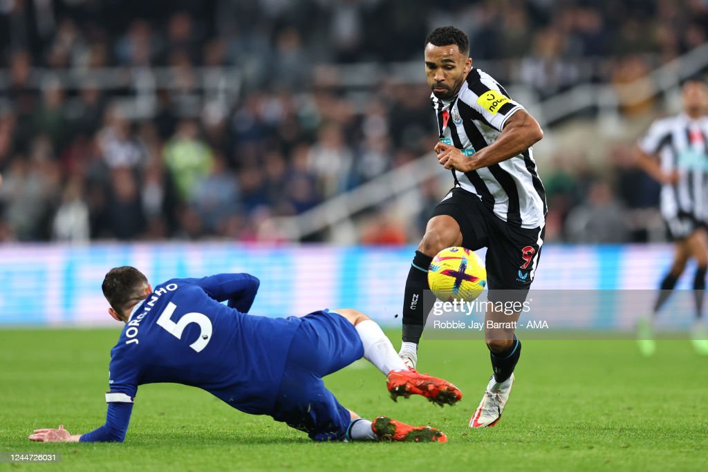 Callum Wilson leaves Chelsea's Jorginho scrambling. Creator: Robbie Jay Barratt - AMA  |  Credit: Getty Images Copyright: 2022 Robbie Jay Barratt - AMA