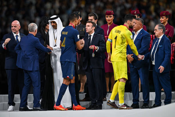 Raphael Varane recibiendo la medalla por Emanuel Macron de subcampeón del mundo en Qatar 2022. Fuente: GettyImages