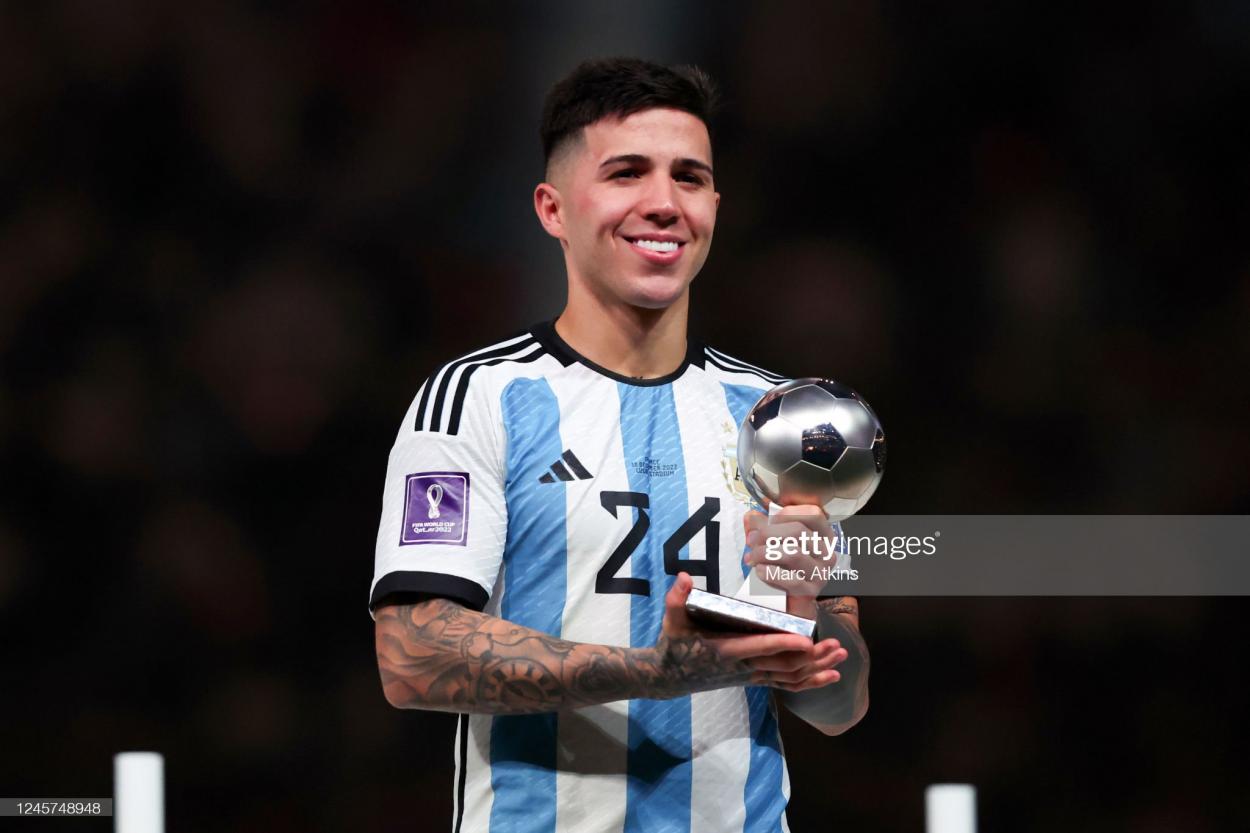 <strong><a  data-cke-saved-href='https://www.vavel.com/en/international-football/2022/12/03/1131285-argentina-vs-australia-world-cup-round-of-16-preview-2022.html' href='https://www.vavel.com/en/international-football/2022/12/03/1131285-argentina-vs-australia-world-cup-round-of-16-preview-2022.html'>Enzo Fernandez</a></strong> with his award for Young Player of the Tournament (Photo by Marc Atkins/Getty Images)