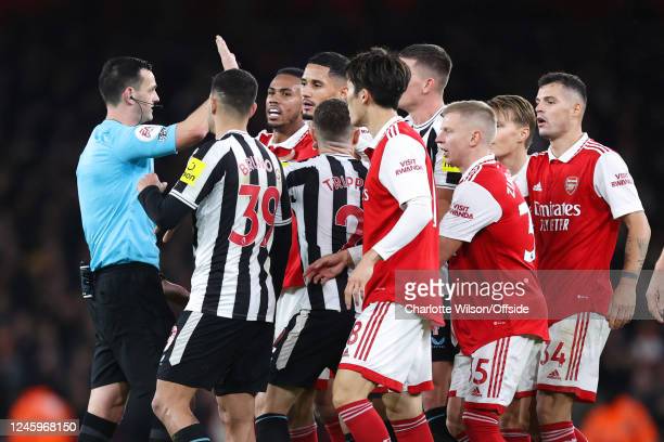 Referee Andy Madley had a busy night at the <strong><a  data-cke-saved-href='https://www.vavel.com/en/football/2022/12/21/premier-league/1132596-arsenal-vs-west-ham-united-premier-league-preview-gameweek-17-2022.html' href='https://www.vavel.com/en/football/2022/12/21/premier-league/1132596-arsenal-vs-west-ham-united-premier-league-preview-gameweek-17-2022.html'>Emirates Stadium</a></strong> | Creator: Charlotte Wilson/Offside  |  Credit: Offside via <strong><a  data-cke-saved-href='https://www.vavel.com/en/football/2023/01/03/premier-league/1133417-everton-1-4-brighton-mitoma-ferguson-march-and-gross-send-superb-seagulls-eighth.html' href='https://www.vavel.com/en/football/2023/01/03/premier-league/1133417-everton-1-4-brighton-mitoma-ferguson-march-and-gross-send-superb-seagulls-eighth.html'>Getty Images</a></strong> Copyright: 2023 Charlotte Wilson/Offside