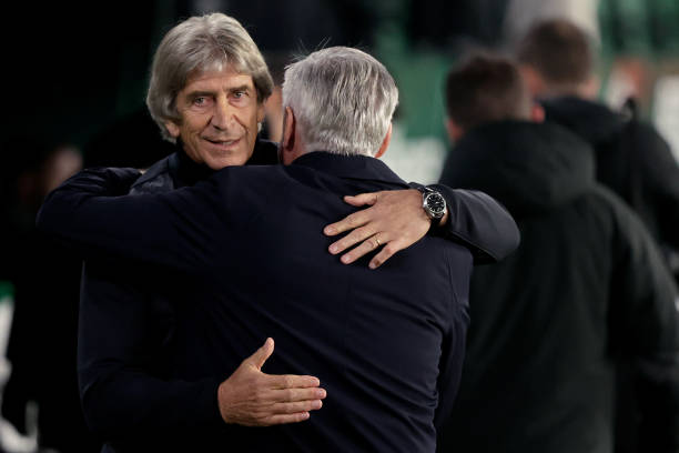 Carlo Ancelotti y Manuel Pellegrini saludándose antes del inicio del partido . Foto. Getty images