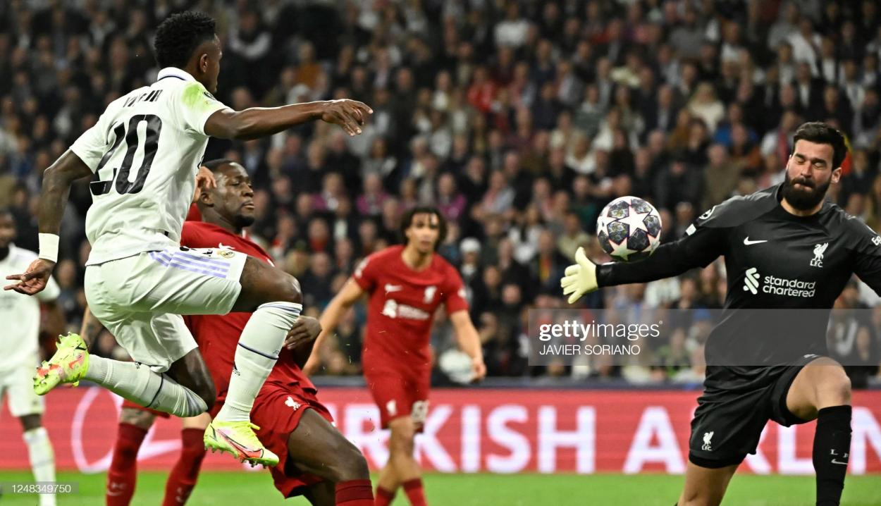 Alisson saves from Vinicius at close range (Photo: Javier Soriano/AFP via GETTY Images)