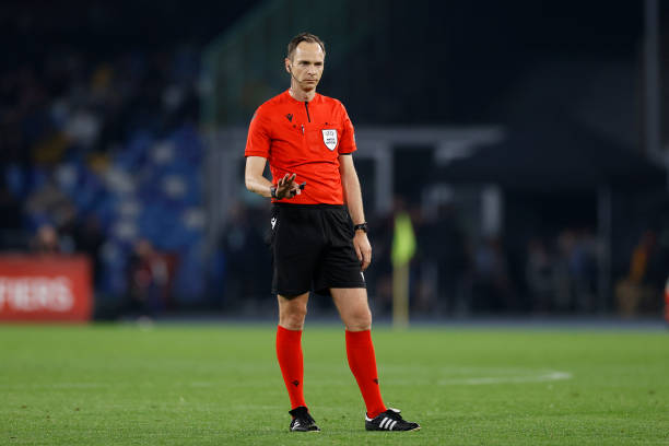 Srdjan Jovanovic dirigiendo un partido | Foto: Getty Images