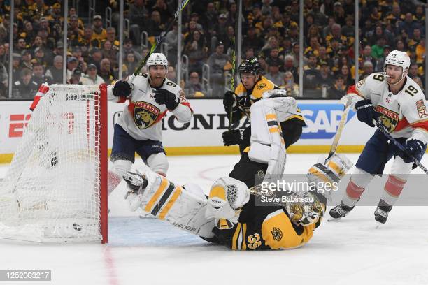 Sam Bennett (l.) and <strong><a  data-cke-saved-href='https://www.vavel.com/en-us/nhl/2022/05/20/1112200-2022-stanley-cup-playoffs-flames-recover-late-to-defeat-oilers-in-wild-game-1.html' href='https://www.vavel.com/en-us/nhl/2022/05/20/1112200-2022-stanley-cup-playoffs-flames-recover-late-to-defeat-oilers-in-wild-game-1.html'>Matthew Tkachuk</a></strong> (r.) celebrate a third-period goal over a sprawled out Linus Ullmark/Photo: Steve Babineau/NHLI via Getty Images