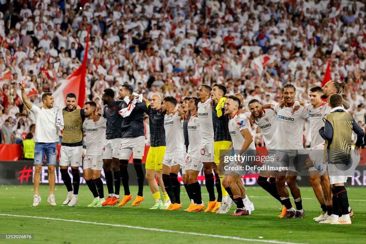 La plantilla del Sevilla FC celebrando la victoria frente al United en Cuartos de UEFA| Foto: Gettyimages 