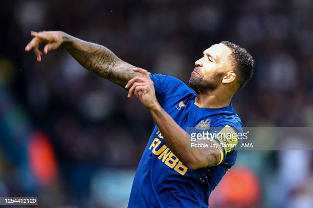 Callum Wilson celebrates after scoring a goal to make it 2-1 against Leeds (Photo by Robbie Jay Barratt - AMA/Getty Images)