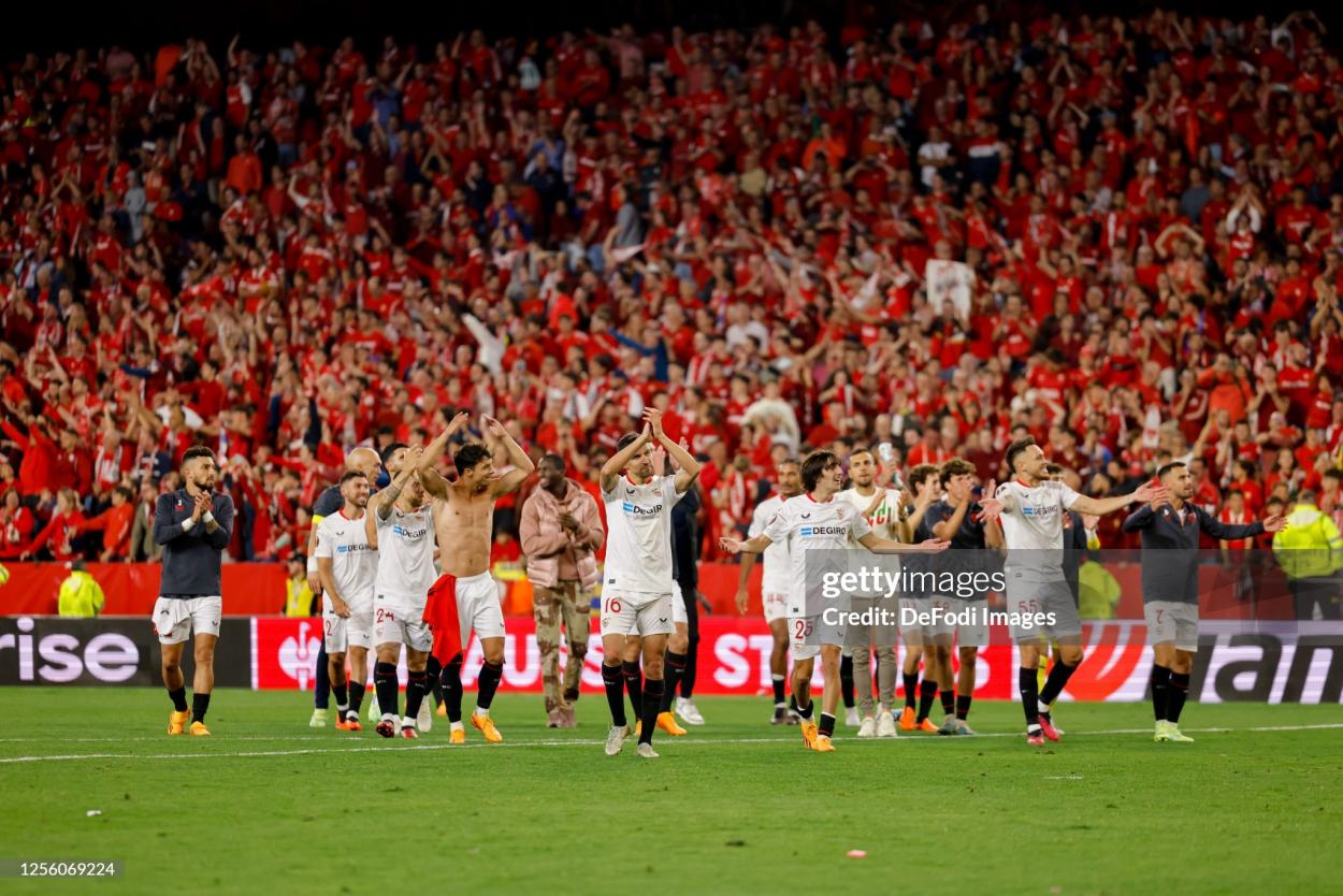 La plantilla del Sevilla celebrando con la grada el pase a la final contra la Juventus | Foto: Gettyimages