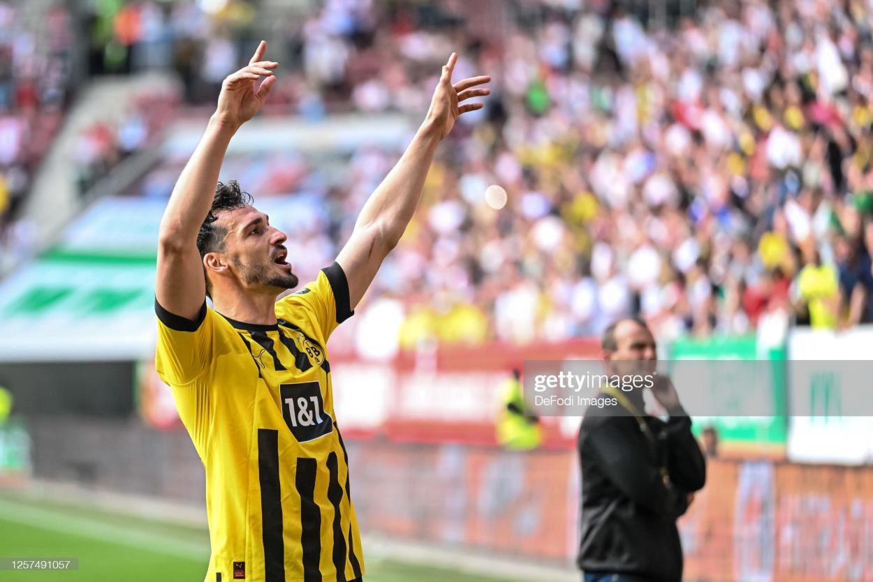 Mats Hummels gestures to the Dortmund fans during the Augsburg game(Photo:Harry Langer/DeFodi Images via GETTY Images)