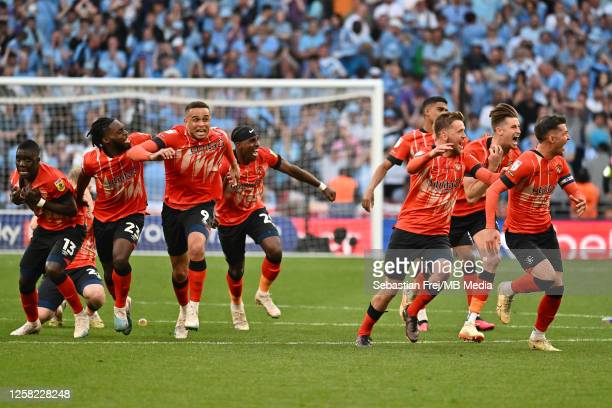 Luton celebrate after winning the penalty shootout to reach the <strong><a  data-cke-saved-href='https://www.vavel.com/en-us/soccer/2023/03/22/1141448-chicago-house-ac-vs-bavarian-united-sc-us-open-cup-1st-round-preview.html' href='https://www.vavel.com/en-us/soccer/2023/03/22/1141448-chicago-house-ac-vs-bavarian-united-sc-us-open-cup-1st-round-preview.html'>Premier League</a></strong>/Photo: Sebastian Frej/MB Media/Getty Images