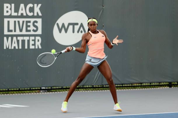 Gauff hits a forehand during her win over Sabalenka/Photo: Dylan Buell/Getty Images