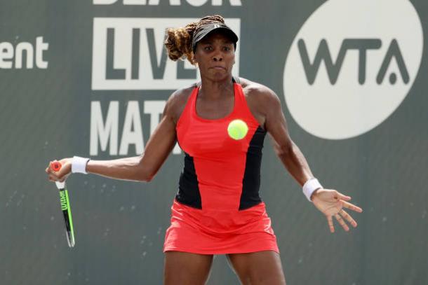 Venus Williams hits a forehand during her match against sister Serena in Lexington/Photo: Dylan Buell/Getty Images