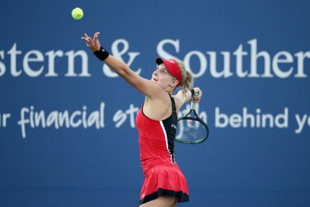 Yastremska serves to Willians during their first round match at the Western and Southern Open/Photo: Matthew Stockman/Getty Images