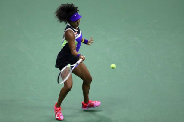 Osaka hits a forehand against Doi/Photo: Al Bello/Getty Images 