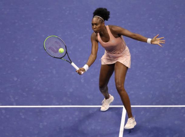 Williams plays a volley to Muchova/Photo: Matthew Stockman/Getty Images