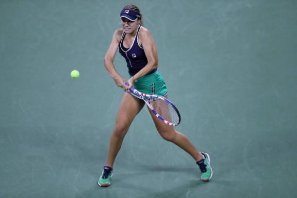 Kenin hits a backhand during her third-round match at Flushing Meadows/Photo: Matthew Stockman/Getty Images 