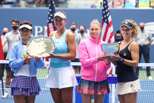 The two finalists during the presentation ceremony (Image: Al Bello)