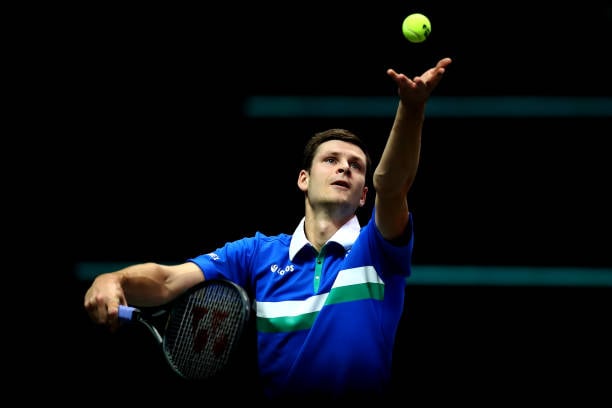 Hurkacz serves during his quarterfinal match/Photo: Dean Mahtaropoulos/Getty Images