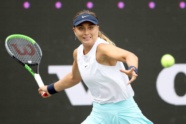 Badosa plays a forehand during her upset of Barty in the Charleston quarterfinals/Photo: Matthew Stockman/Getty Images