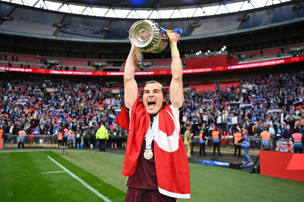 Söyüncü celebrando la Emirates FA Cup con el Leicester City. Foto Getty Images.