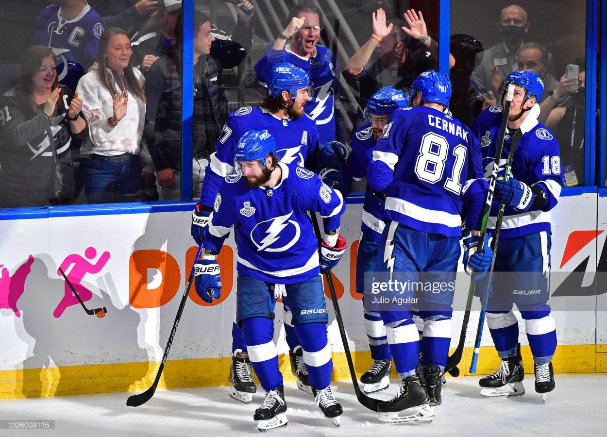 The Lightning celebrate after Kucherov's second goal of the game/Photo: Julio Aguilar/Getty Images