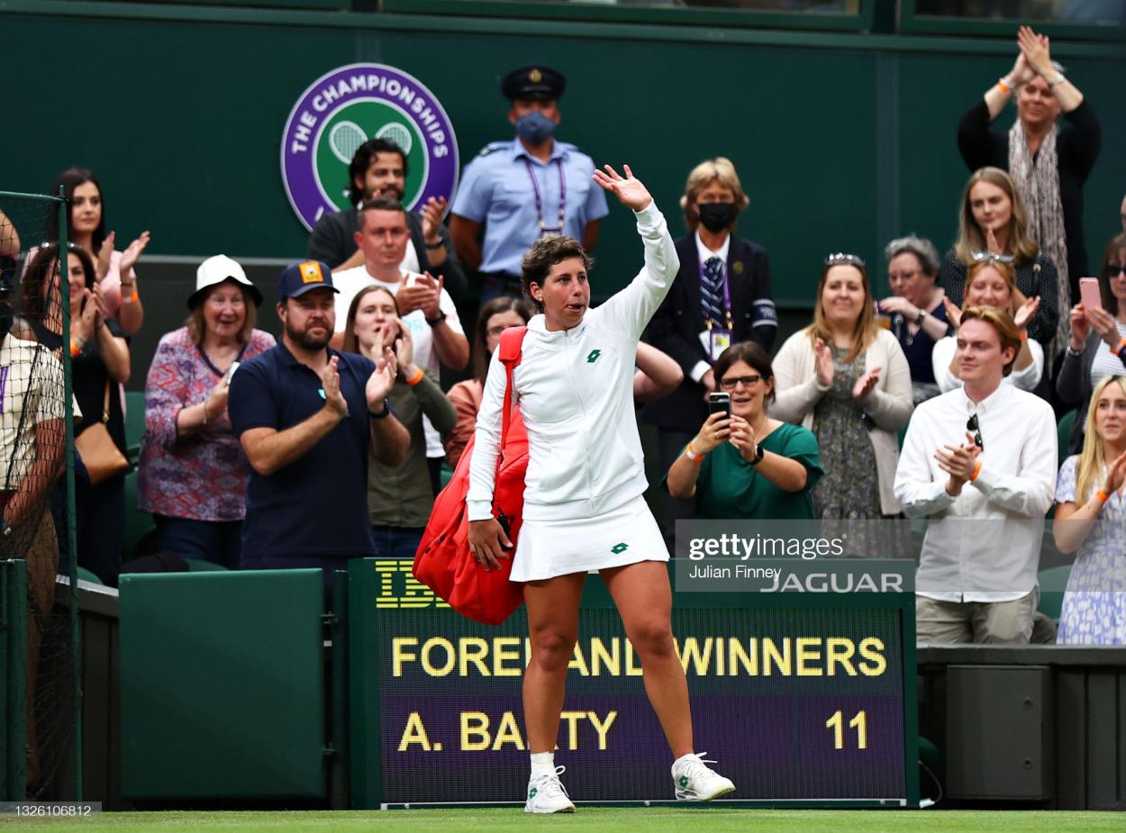 Suarez Navarro waves to the crowd after her final Wimbledon match/Photo: Julian Finney/Getty Images