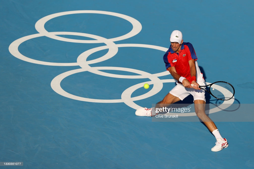 Djokovic plays a backhand during his first-round victory/Photo: Clive Brunskill/Getty Images