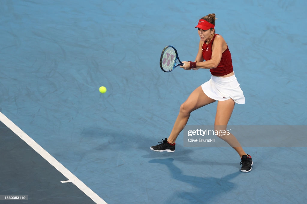 Bencic hits a backhand in her first-round victory in Tokyo/Photo: Clive Brunskill/Getty Images