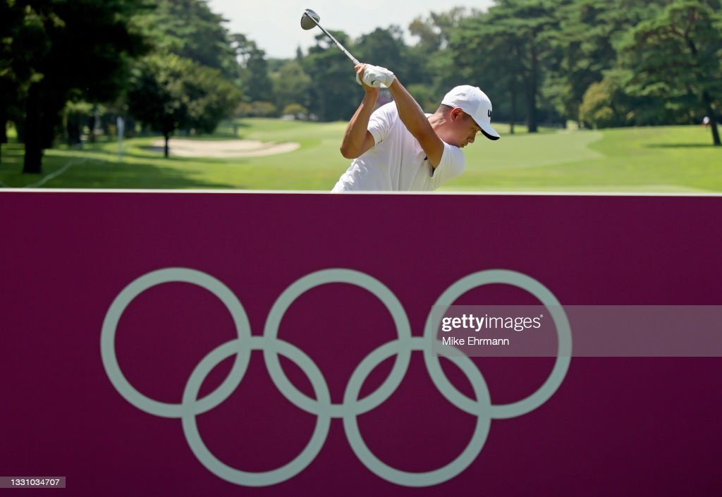 Morikawa practices ahead of the start of the Olympic golf tournament/Photo: Mike Ehrmann/Getty Images