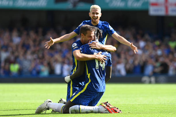 Azpilicueta abraza a un Chalobah emocionado, que le dedicó el gol a su madre / Foto: Gettyimages