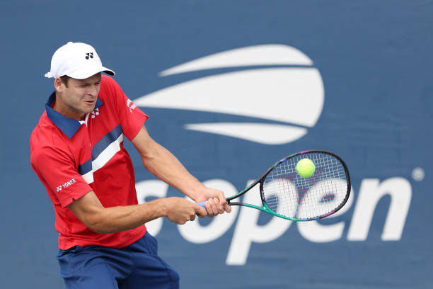 Hurkacz hits a backhand during his first-round victory/Photo: Elsa/Getty Images