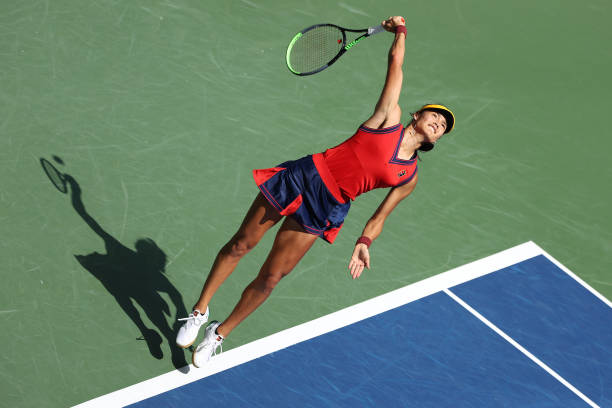 Raducanu serves during her quarterfinal victory/Photo: Elsa/Getty Images