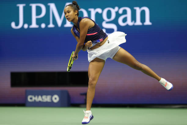 Fernandez serves during her semifinal victory/Photo: Elsa/Getty Images