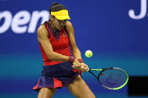 Raducanu hits a backhand during her semifinal victory over Sakkari/Photo: Elsa/Getty Images