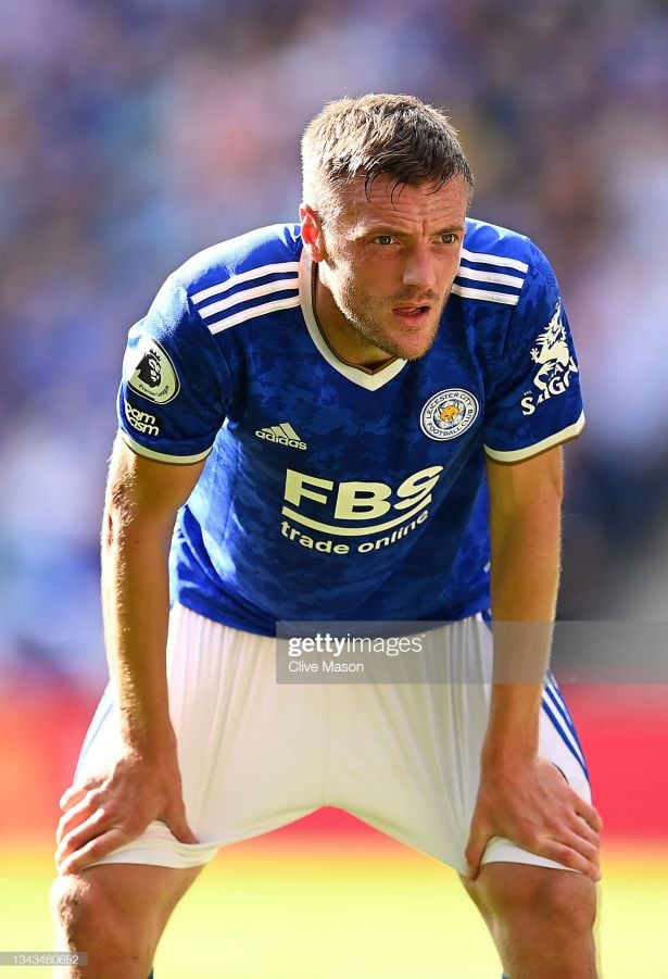 LEICESTER, ENGLAND - SEPTEMBER 25: <strong><a  data-cke-saved-href='https://www.vavel.com/en/football/2021/11/05/leicester-city/1091749-leeds-united-v-leicester-city-pre-match-analysis.html' href='https://www.vavel.com/en/football/2021/11/05/leicester-city/1091749-leeds-united-v-leicester-city-pre-match-analysis.html'>Jamie Vardy</a></strong> of Leicester City takes a breather during the Premier League match between Leicester City and Burnley at The King Power Stadium on September 25, 2021 in Leicester, England. (Photo by Clive Mason/Getty Images)