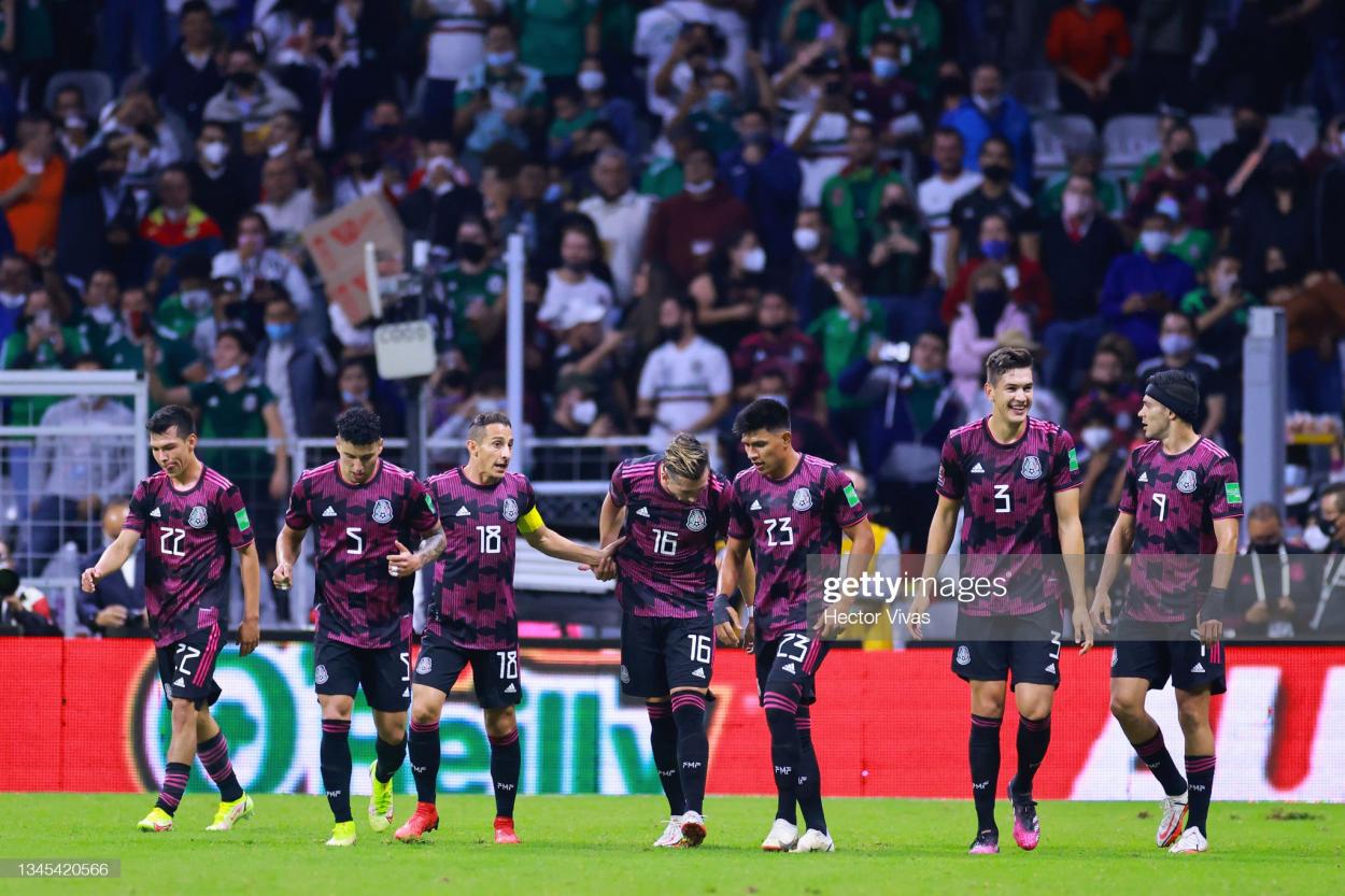 Jorge Sanchez celebrates with teammates after scoring the first goal during the match between Mexico and Canada (Photo by Hector Vivas/Getty Images)