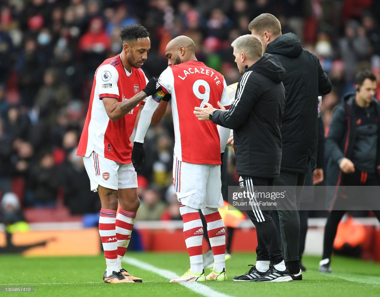 LONDON, ENGLAND - NOVEMBER 27: (L-R) Pierre-Emerick Aubameyang gives the captains armband to Alex Lacazette after his substitution during the Premier League match between Arsenal and Newcastle United at <strong><a  data-cke-saved-href='https://www.vavel.com/en/football/2022/04/24/arsenal/1109615-the-warmdown-arsenal-prove-too-much-for-united-in-race-for-top-four.html' href='https://www.vavel.com/en/football/2022/04/24/arsenal/1109615-the-warmdown-arsenal-prove-too-much-for-united-in-race-for-top-four.html'>Emirates Stadium</a></strong> on November 27, 2021 in London, England. (Photo by Stuart MacFarlane/Arsenal FC via Getty Images)