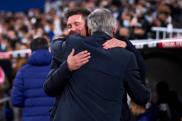 Simeone y Ancelotti abrazándose en un partido. Foto: Getty Images.