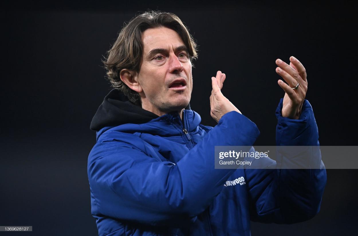 <strong><a  data-cke-saved-href='https://www.vavel.com/en/football/2022/11/05/premier-league/1128627-four-things-we-learnt-from-nottingham-forests-draw-against-brentford.html' href='https://www.vavel.com/en/football/2022/11/05/premier-league/1128627-four-things-we-learnt-from-nottingham-forests-draw-against-brentford.html'>Thomas Frank</a></strong> applauds the Brentford fans after their defeat to Man City last season (Photo by Gareth Copley/Getty Images)