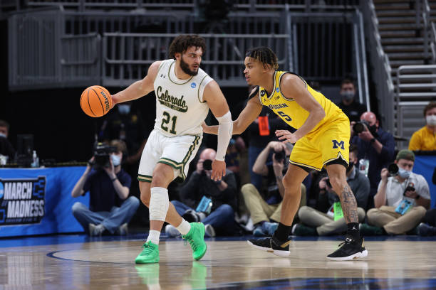 David Roddy of Colorado State (l.) handles the ball against Terrance Williams II (r.) of Michigan/Photo: Dylan Buell/Getty Images