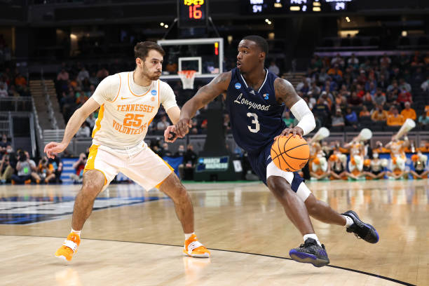 Longwood's DeShaun Wade tries to drive by Tennessee's Santiago Vescovi in their first-round <strong><a  data-cke-saved-href='https://www.vavel.com/en-us/ncaa/2022/03/19/college-basketball/1105768-2022-ncaa-tournament-providence-cruises-past-richmond-to-reach-sweet-16.html' href='https://www.vavel.com/en-us/ncaa/2022/03/19/college-basketball/1105768-2022-ncaa-tournament-providence-cruises-past-richmond-to-reach-sweet-16.html'>NCAA Tournament</a></strong> game/Photo: Dylan Buell/Getty Images