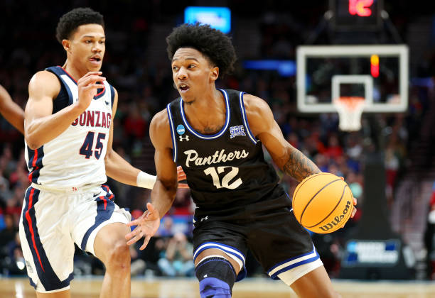 Georgia State's Kane Williams tries to drive past Gonzaga's Rasir Bolton during their first-round <strong><a  data-cke-saved-href='https://www.vavel.com/en-us/ncaa/2022/03/19/college-basketball/1105768-2022-ncaa-tournament-providence-cruises-past-richmond-to-reach-sweet-16.html' href='https://www.vavel.com/en-us/ncaa/2022/03/19/college-basketball/1105768-2022-ncaa-tournament-providence-cruises-past-richmond-to-reach-sweet-16.html'>NCAA Tournament</a></strong> game/Photo: Abbie Parr/Getty Images