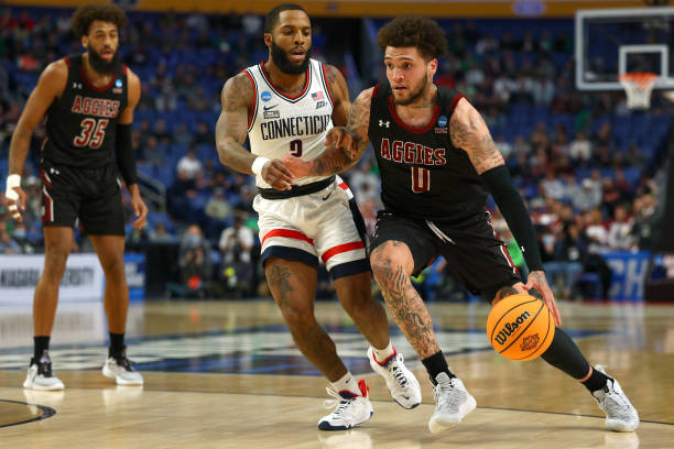 Teddy Allen of New Mexico State drives past Connecticut's R.J. Cole during the Aggies' first-round victory in the <strong><a  data-cke-saved-href='https://vavel.com/en-us/ncaa/2022/03/21/college-basketball/1105947-2022-ncaa-tournament-richmond-stuns-iowa-in-latest-march-madness-upset.html' href='https://vavel.com/en-us/ncaa/2022/03/21/college-basketball/1105947-2022-ncaa-tournament-richmond-stuns-iowa-in-latest-march-madness-upset.html'>NCAA Tournament</a></strong>/Photo: Elsa/Getty Images