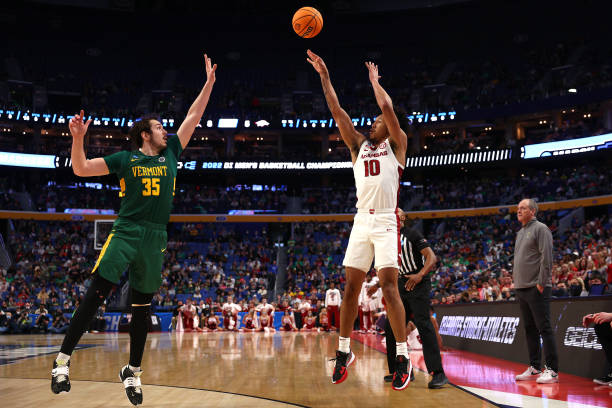 Jaylin Williams of Arkansas attempts a three-pointer over Ryan Davis of Vermont during the Razorbacks' victory/Photo: Elsa/Getty Images