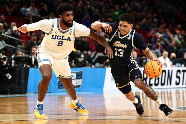 Xavier Castaneda of Akron tries to drive past Cody Riley of UCLA during the teams first-round <strong><a  data-cke-saved-href='https://vavel.com/en-us/ncaa/2022/03/23/college-basketball/1106101-2022-ncaa-tournament-saint-marys-defeats-indiana-behind-efficient-offensive-display.html' href='https://vavel.com/en-us/ncaa/2022/03/23/college-basketball/1106101-2022-ncaa-tournament-saint-marys-defeats-indiana-behind-efficient-offensive-display.html'>NCAA Tournament</a></strong> game/Photo: Ezra Shaw/Getty Images