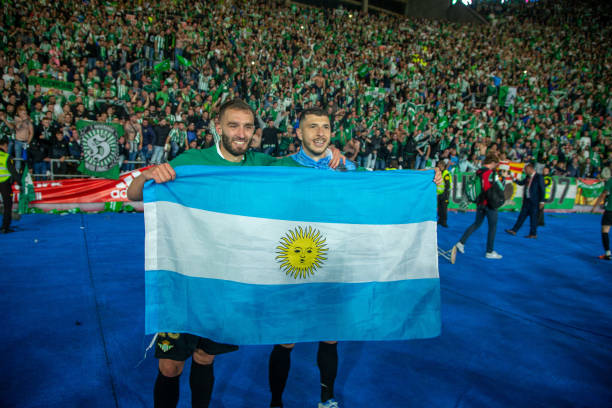 Pezzella y Guido posando con la bandera de Argentina. Foto: Getty Images
